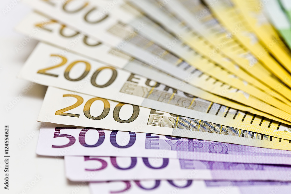 Geld: Tausende Euros am Tisch - Geldscheine und Münzen Geld: Tausende Euros am Tisch - Geldscheine und Münzen