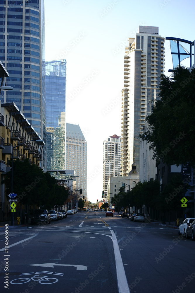 Innenstadt San Diego / Verkehr auf dem Kettner Boulevard in San Diego mit verschiedenen Gebäuden und dem Bahnhof Santa Fe. Innenstadt San Diego / Verkehr auf dem Kettner Boulevard in San Diego mit verschiedenen Gebäuden und dem Bahnhof Santa Fe.
