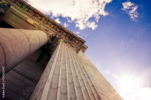 Foto Upward view of a court house with impressive pillars