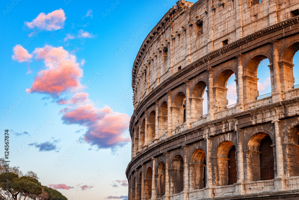 Naklejka premium Colosseum at sunset in Rome, Italy