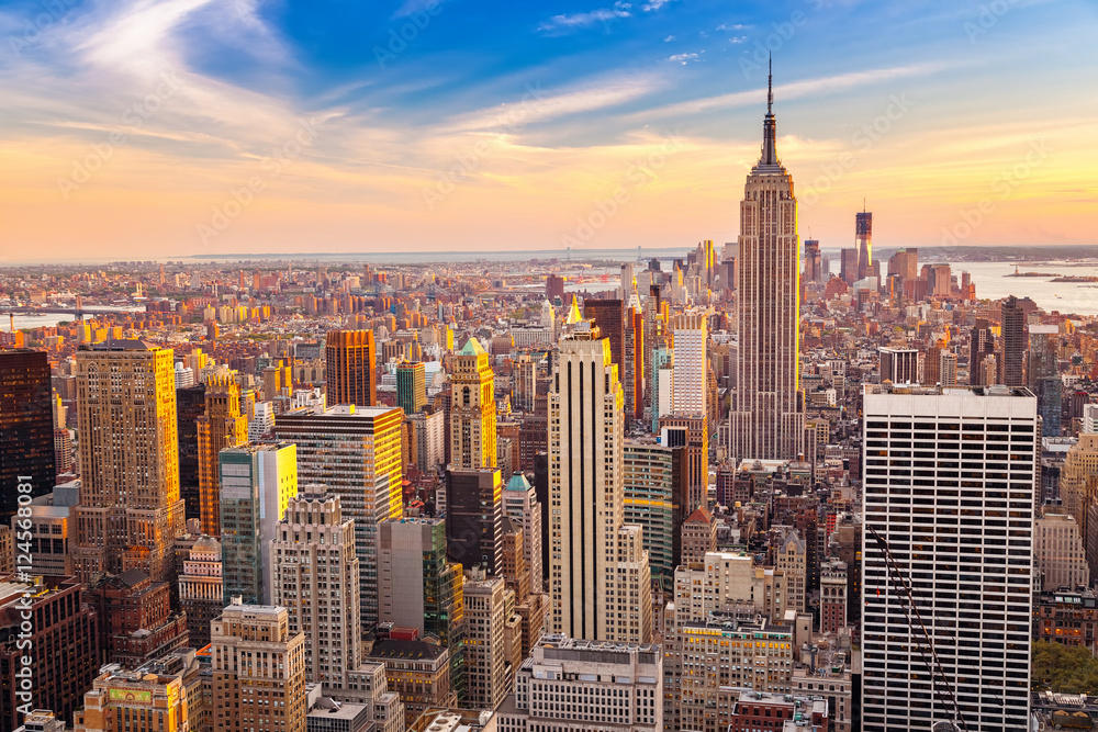 Fototapeta premium Widok z lotu ptaka Nowy Jork Manhattan przy zmierzchem