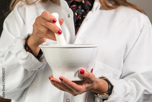 Apothekerin Pharmazeutisch-technische Assistentin stellt Rezeptur in Rührschale her. Arbeitsplatz Apotheke