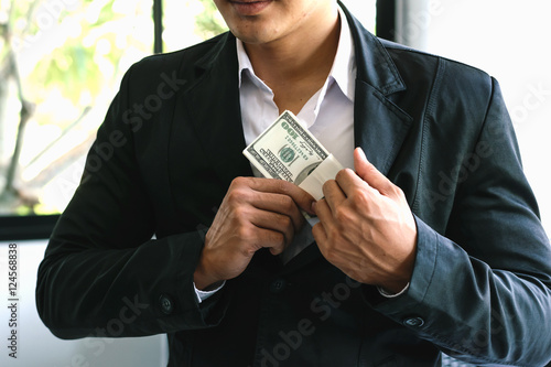 Принти на полотні Man putting money in pocket.