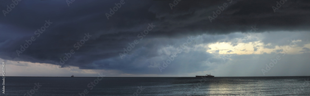 Obraz premium Heavy storm abow cargo