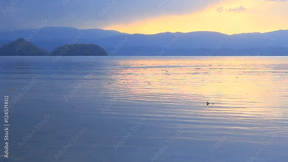 晩秋の湖 静かな湖畔の朝に跳ねる魚 晩秋の湖 静かな湖畔の朝に跳ねる魚
