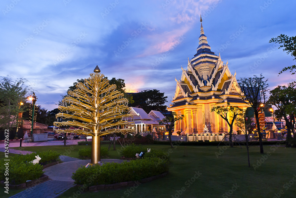 Obraz premium Khon kaen city shrine with twilight sky,temple golden Stupa Khonkaen landmark,Temple Sunset in Khon Kaen, Thailand;