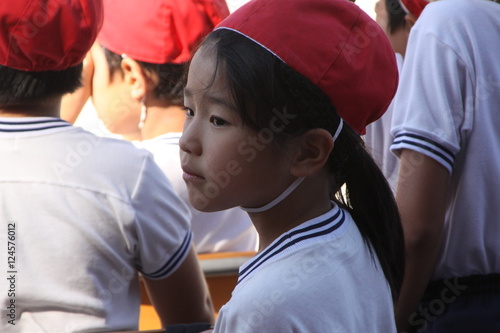 紅白帽の少女 子供 笑顔 小学生 運動会 体操着 Stock Photo Adobe Stock