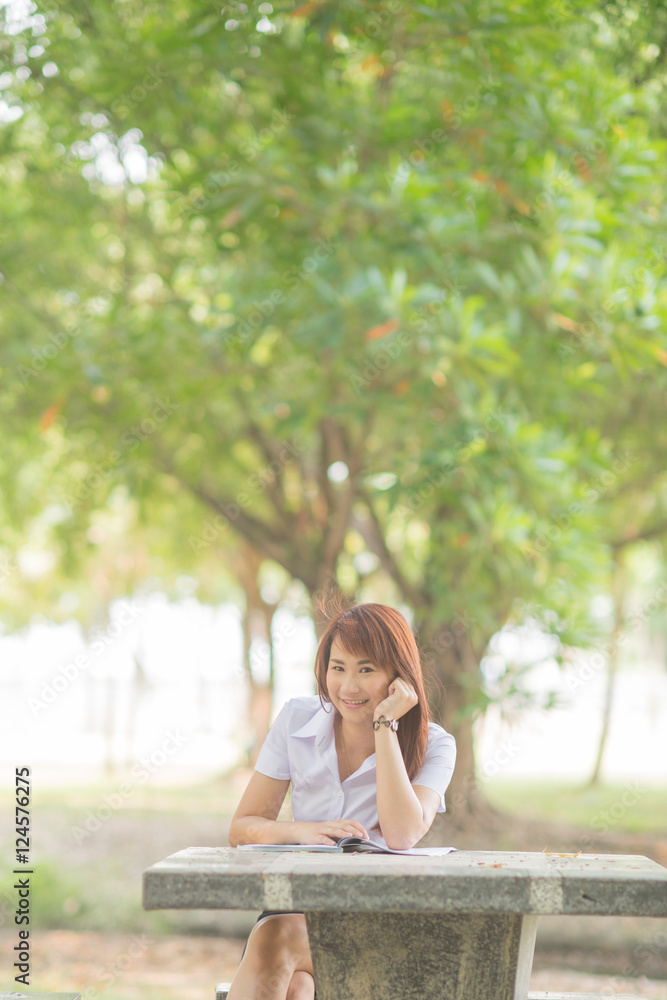 Naklejka premium Students wear religious women in uniform stand reading book