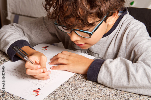 Bambino che scrive la lettera a Babbo Natale photo