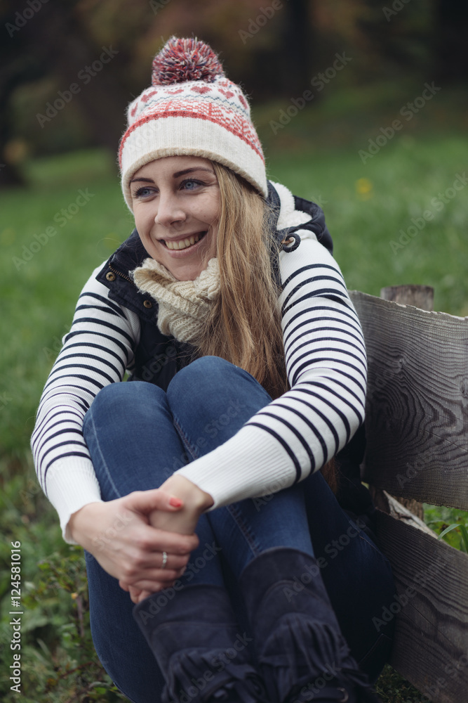 Obraz premium Young woman lying on park bench