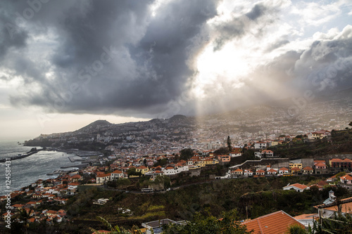 Panorama von Funchal bei Sonnenuntergang und bei Nacht