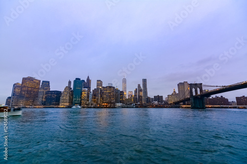 Fototapeta Naklejka Na Ścianę i Meble -  New York skyline from Brooklyn Bridge Park at sunset