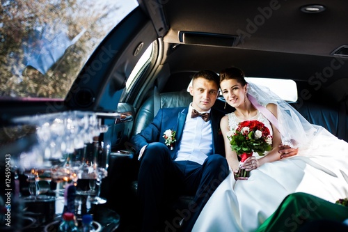 Schilderij op canvas wedding couple indoor the limousine