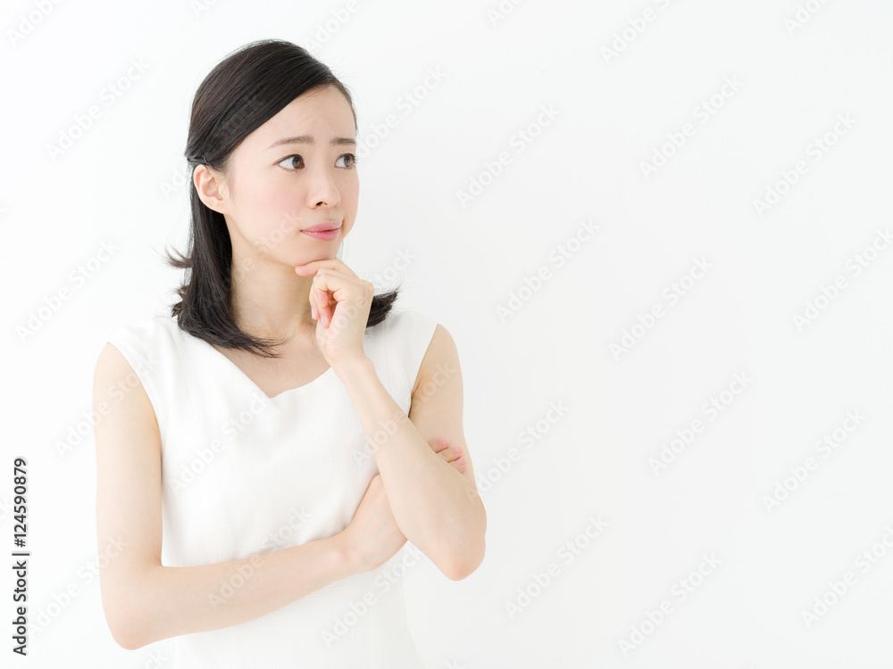 悩む若い女性 悩む若い女性
