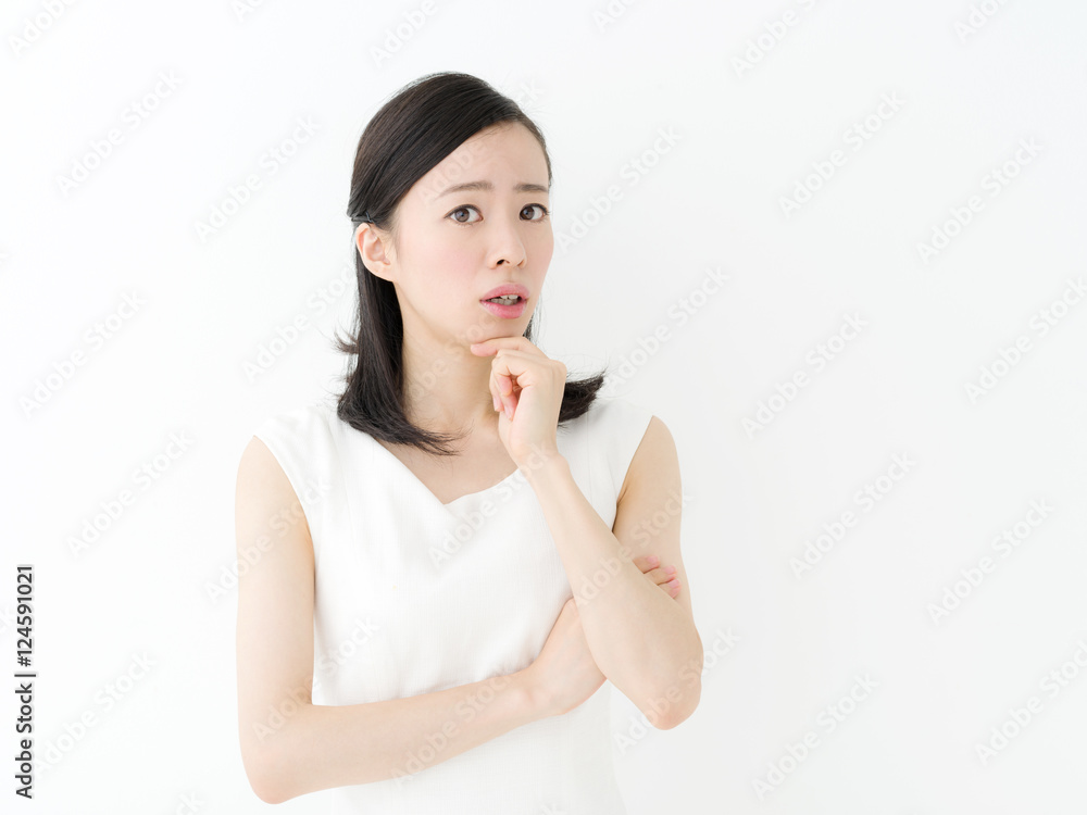 悩む若い女性 悩む若い女性
