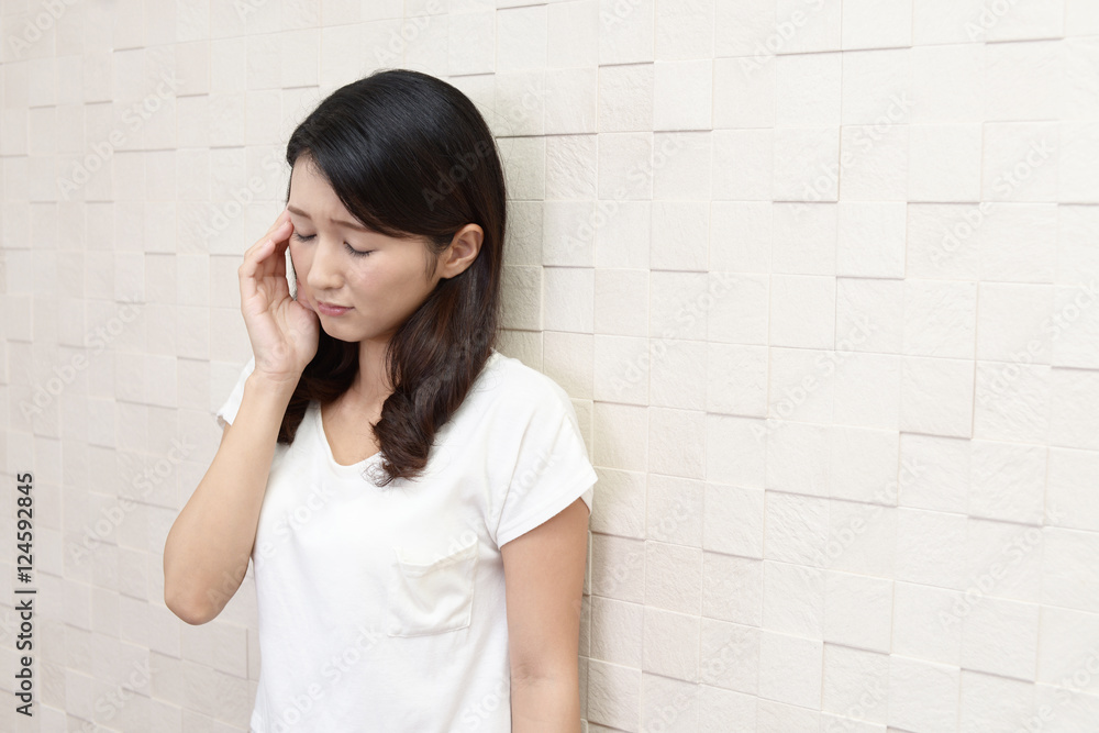 憂鬱な表情の女性