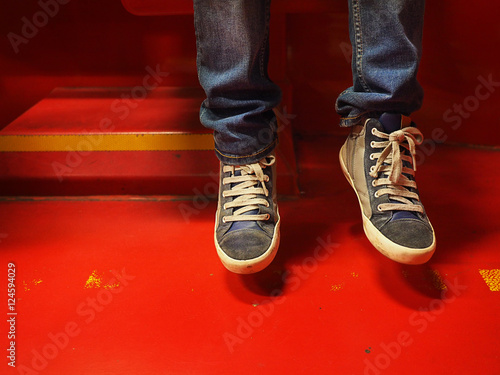 Scarpe e jeans di bambino seduto in metropolitana © Daniele Pietrobelli