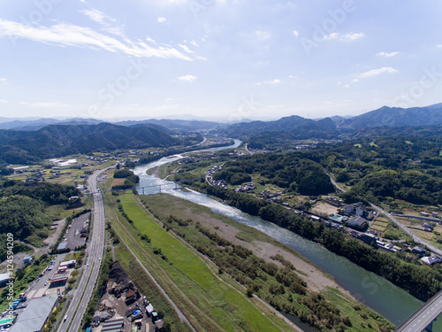 大分市を流れる大野川を上流に向かって見る。ドローン撮影。