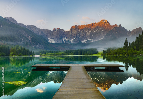 Jezioro alpejskie o poranku © Mike Mareen