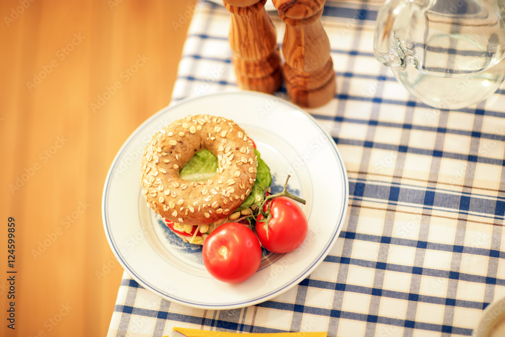 Bagel auf Teller Bagel auf Teller