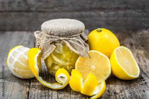 фотографія Slices of lemon in jar preserved in sugar