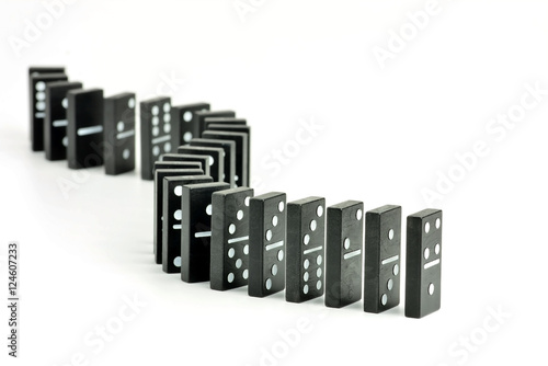 In einer Reihe aufgestellte Dominosteine 