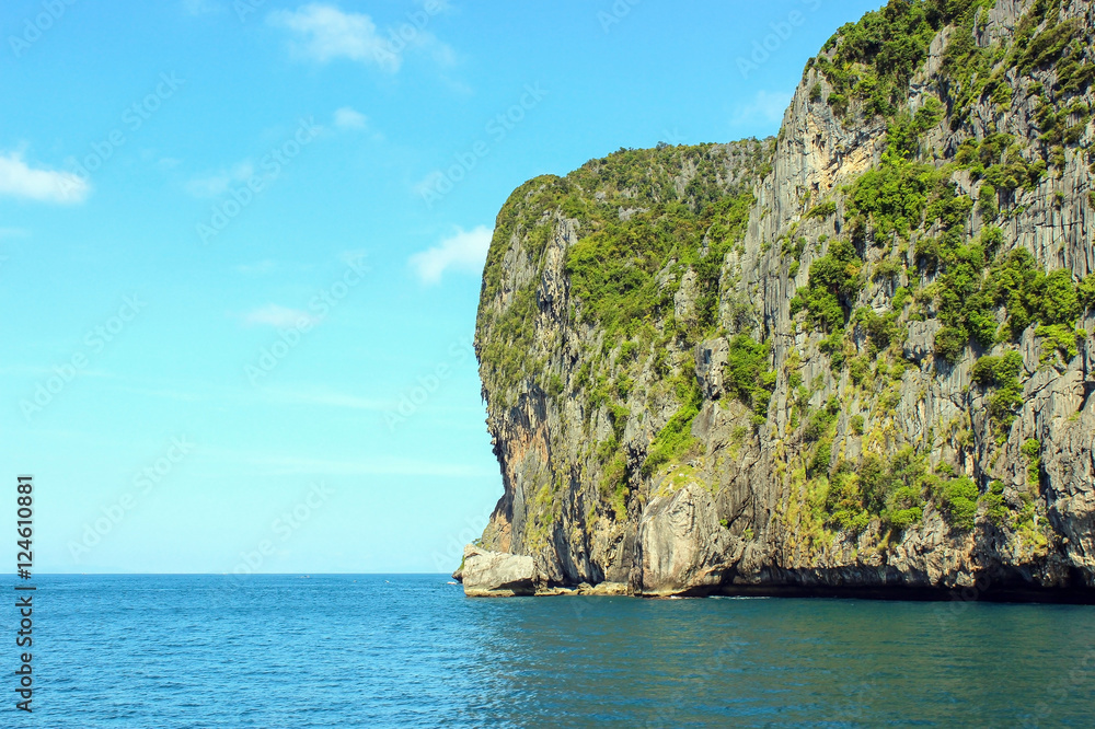 Naklejka premium Loh samah bay at phi island, krabi Thailand.