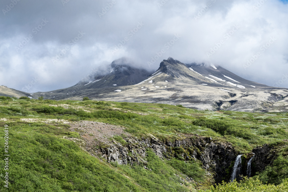 Fototapeta premium Aproaching the volcano