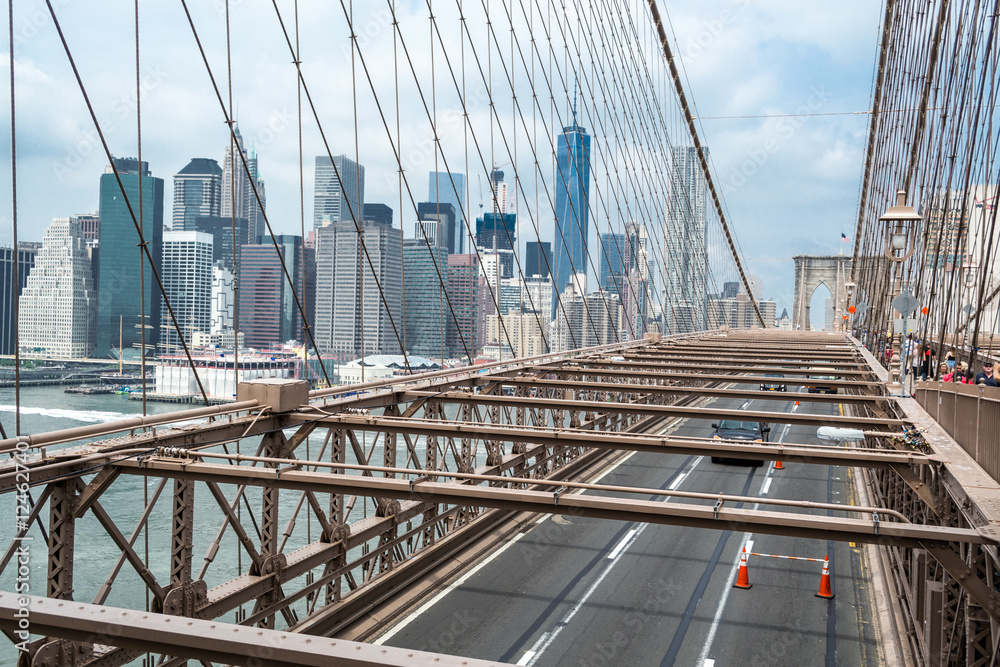 Obraz premium Crossing the Brooklyn bridge