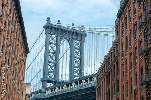 Fototapeta Naklejka Na Ścianę i Meble -  Visiting the Manhattan bridge in Brooklyn