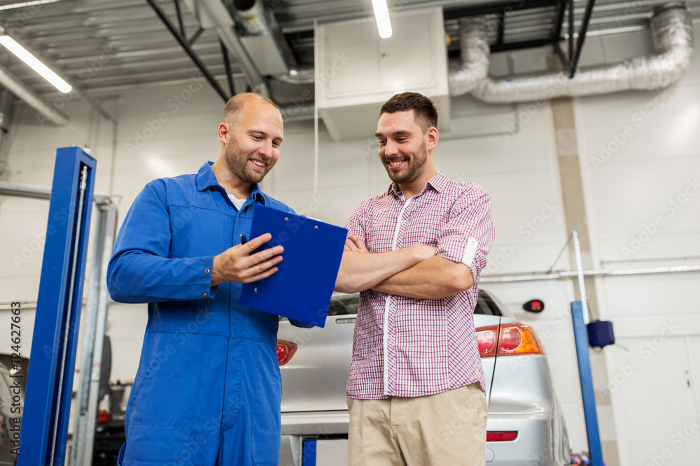 Obraz premium auto mechanic with clipboard and man at car shop