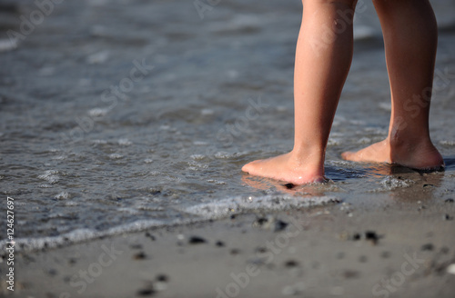 Kinderfüße am Strand  © bevisphoto