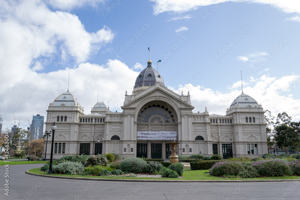 Fototapeta premium Melbourne Museum located in Carlton Gardens
