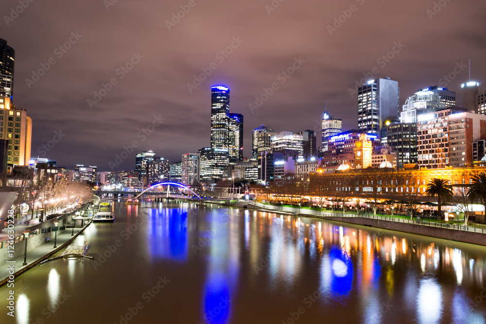 Fototapeta premium By the Yarra river in Melbourne at night