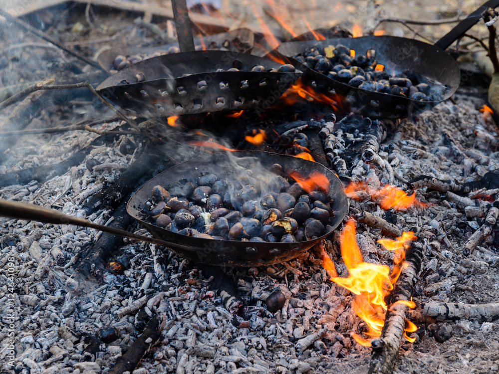 Castañas asadas en sarten con agujeros en el fuego. Fiesta de La Castanyada el dia de Todos Los Santos en Viladrau y en toda Cataluña, España Castañas asadas en sarten con agujeros en el fuego. Fiesta de La Castanyada el dia de Todos Los Santos en Viladrau y en toda Cataluña, España