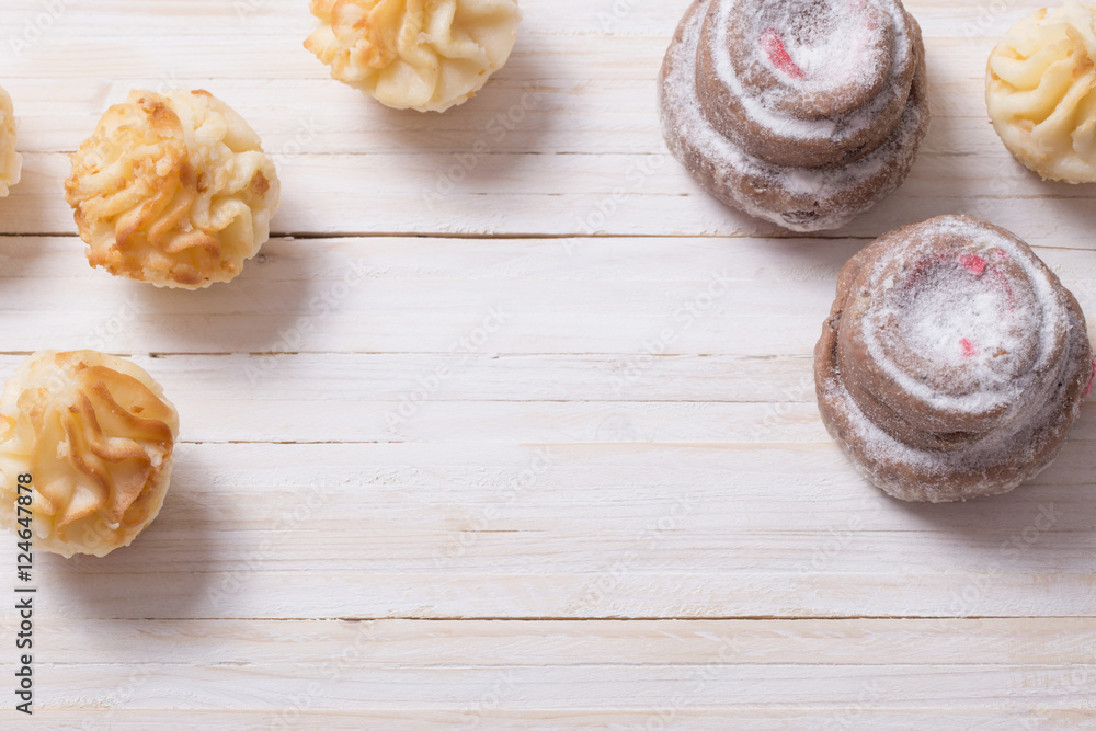 Fototapeta premium cakes on white wooden background