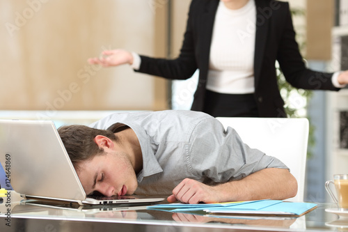 Papier peint Employee sleeping with boss watching