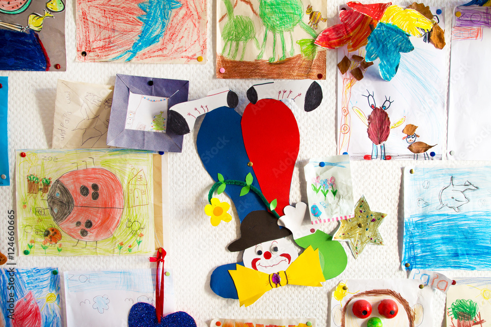Fototapeta premium Handgemalte Kinderbilder an der Wand im Kindergarten