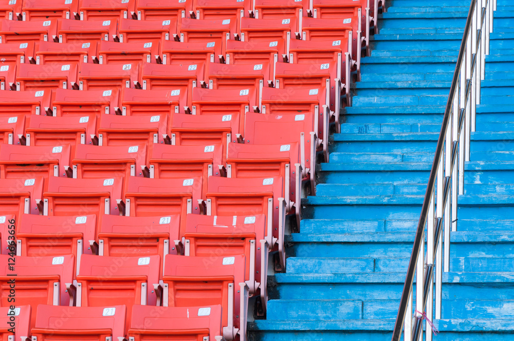 Obraz premium Empty orange seats at stadium,Rows of seat on a soccer stadium