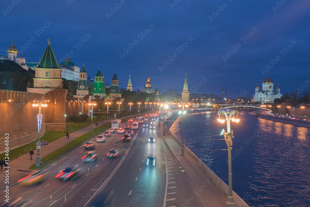 Obraz premium Traffic near Kremlin with river in moscow at night