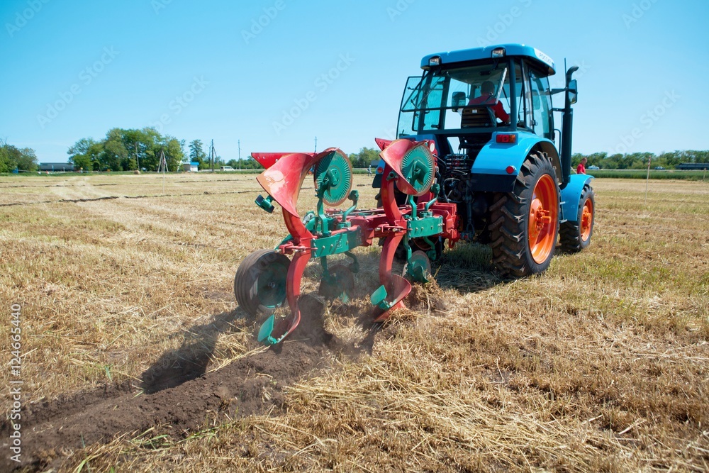 Obraz premium Tractor with plow