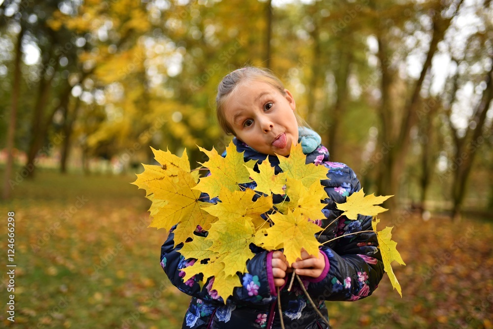 Bébé jouant à l'automne Bébé jouant à l'automne