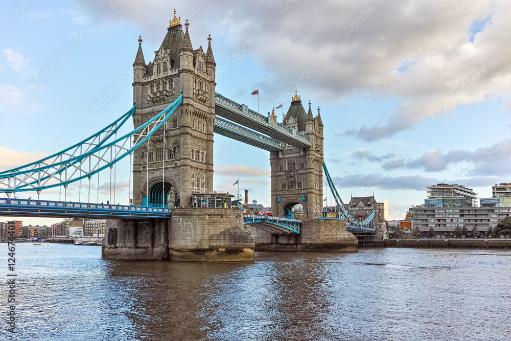 Fototapeta Zmierzchu widok wierza most w Londyn w późnym popołudniu, Anglia, Zjednoczone Królestwo