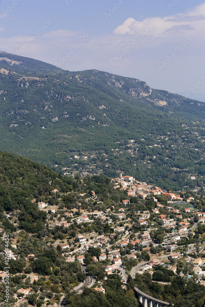 Paysage provençal des Alpes-Maritimes vu de Gourdon dans le département des Alpes-Martimes, France