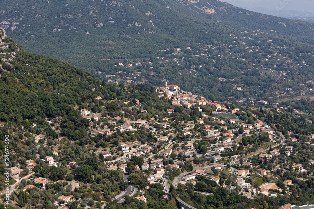 Paysage provençal en flanc de montagne des Alpes vu du village de Gourdon dans le département des Alpes-Maritimes, France
