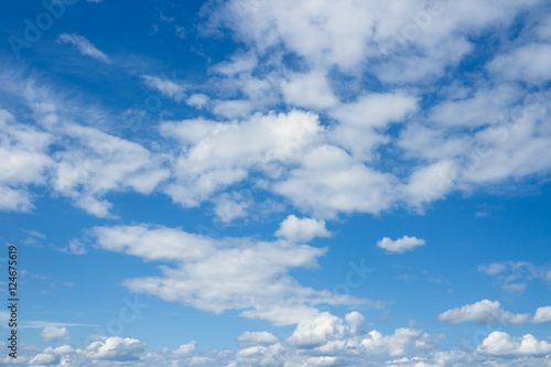 Fototapeta Naklejka Na Ścianę i Meble -  Beautiful coudscape over horizon. White clouds in blue sky.