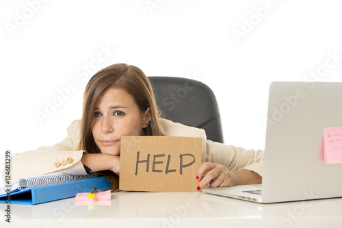 Fotografie sad desperate businesswoman in stress at office computer desk holding help sign