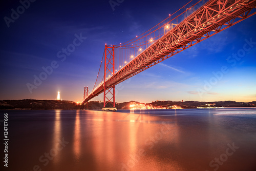 The Ponte 25 de Abril Bridge © Val Thoermer