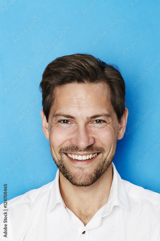 Fototapeta premium Happy man smiling at camera, portrait