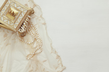 Top view image of white pearls necklace